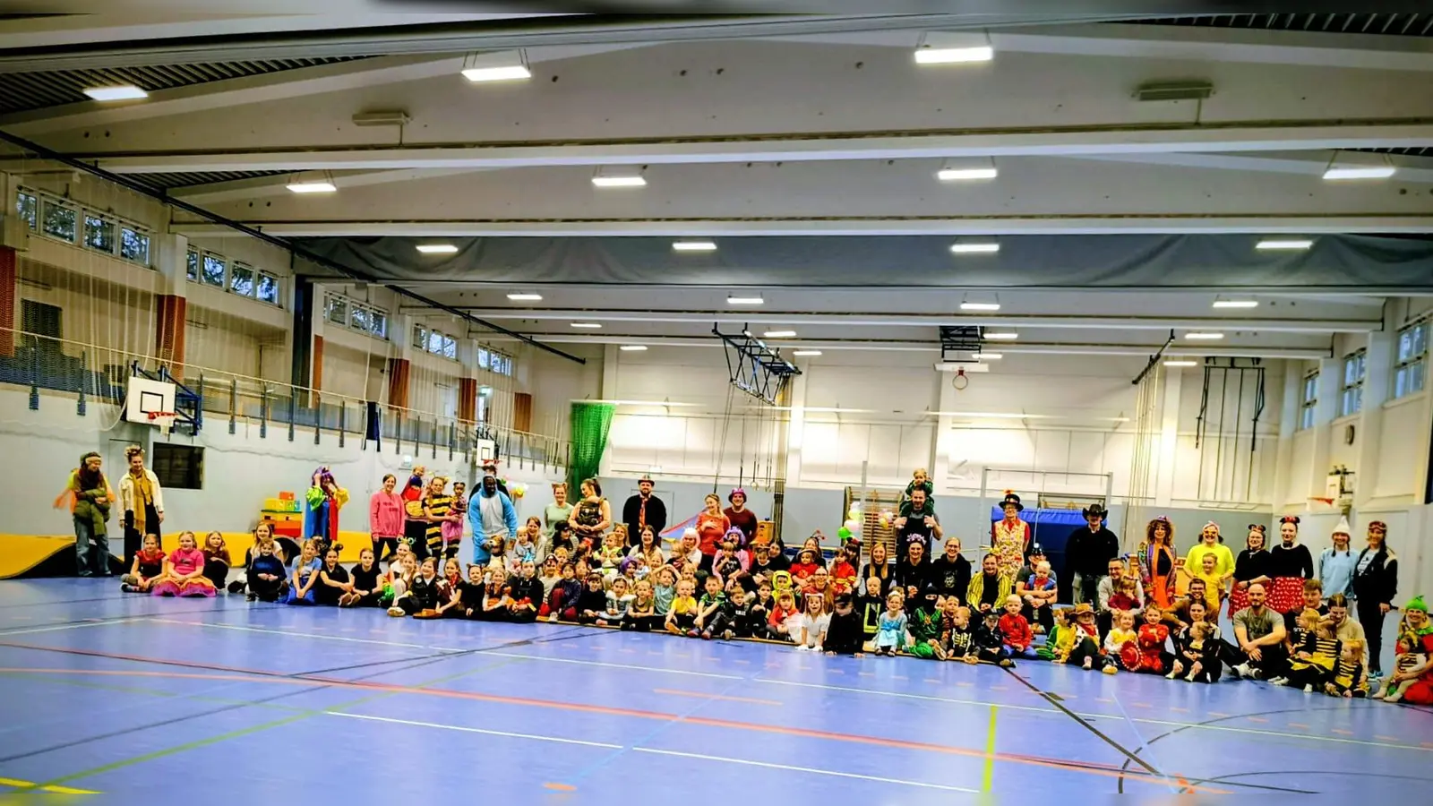 Gruppenfoto der maskierten Turnstunde. (Bild: Barbara Püschel)