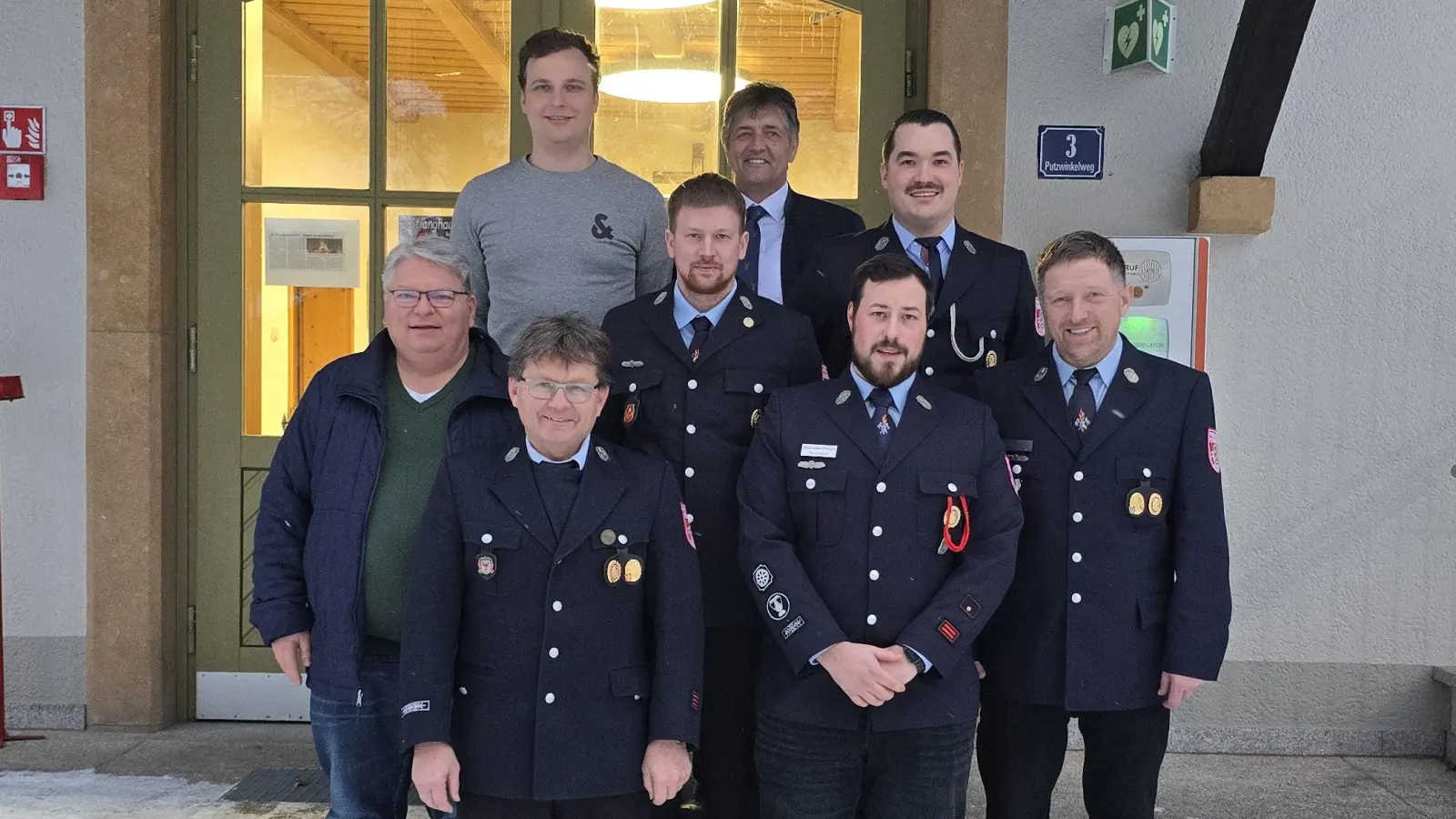 Die bisherige Vorstandschaft und die frisch gewählte neue Vorstandschaft stellten sich gemeinsam mit Bürgermeister Edgar Knobloch zum Erinnerungsfoto. (Bild: Marco Schiener)