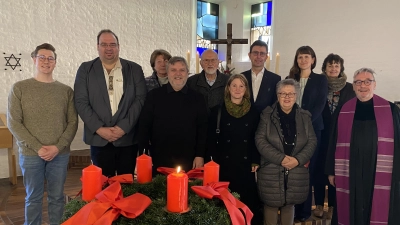 Der neue Kirchenvorstand der evangelischen Gemeinde: (von links) Christoph Seyschab, Thomas Völkl, Christa Wölfel, Klaus-Dieter Zirkelbach, Renate Heckel, Dr. Friedrich Feldmeier, Regina Sautter, Kathrin Niederdräing, Gabi Gilch, Josefine Lemke (nicht im Bild), Pfarrer Stefan Drechsler (vierter von links) und Pfarrer Klaus Stolz (rechts) (Bild: Gabi Gilch)