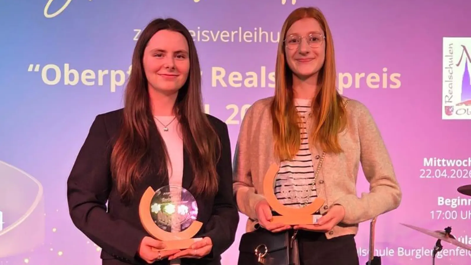Gerda Nagel (Klasse 9 b) und Amelie Heindl (Klasse 9 a) mit ihren Auszeichnungen bei der MaxEL-Preisverleihung an der Realschule Burglengenfeld. (Bild: Gerhard Skupin)