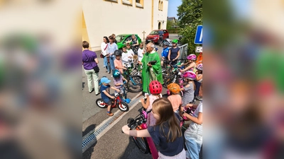 Pfarrer Puthenchira segnete die Fahrzeuge von Groß und Klein. (Bild: Melanie Tafelmeyer)