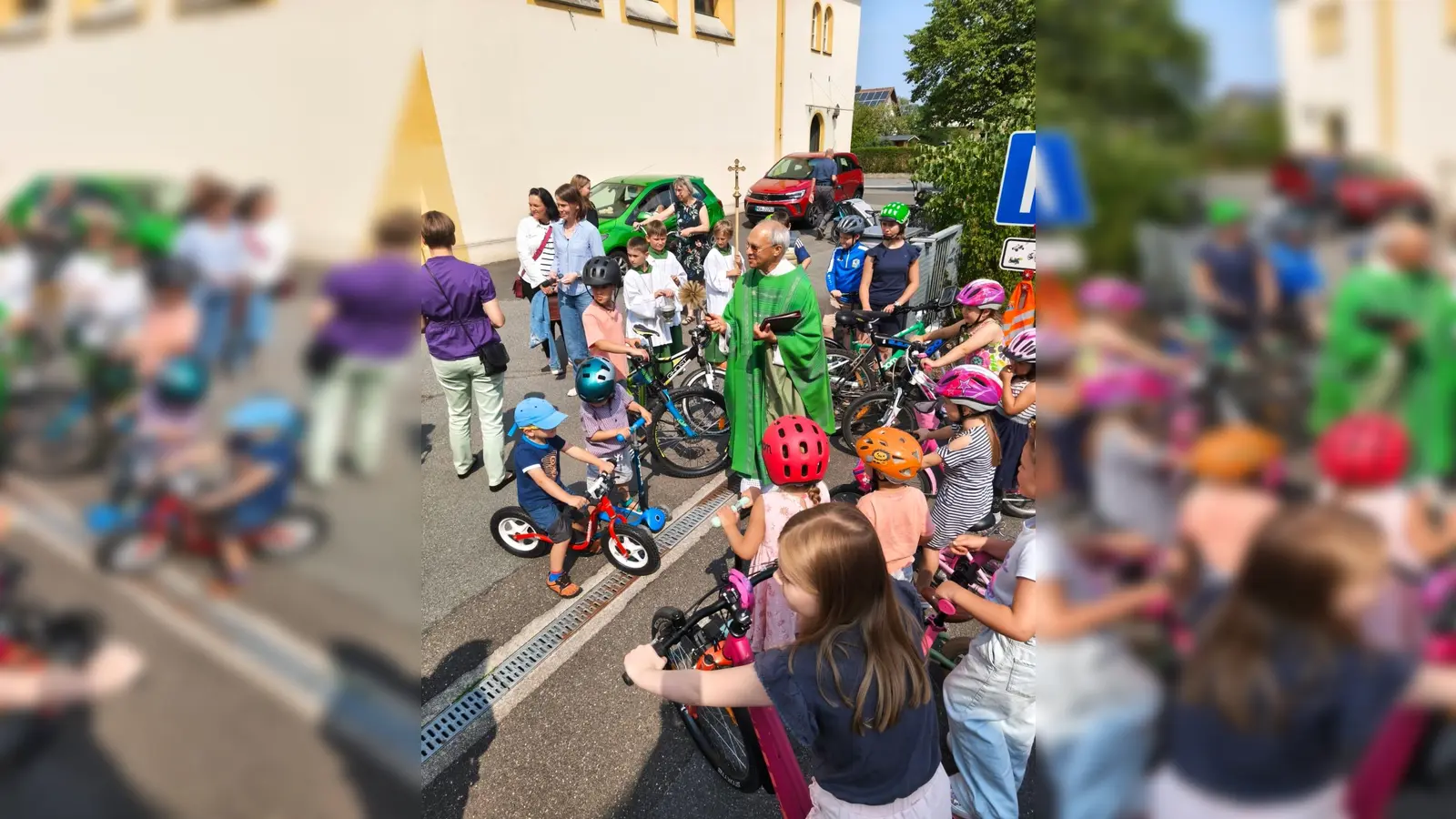 Pfarrer Puthenchira segnete die Fahrzeuge von Groß und Klein. (Bild: Melanie Tafelmeyer)