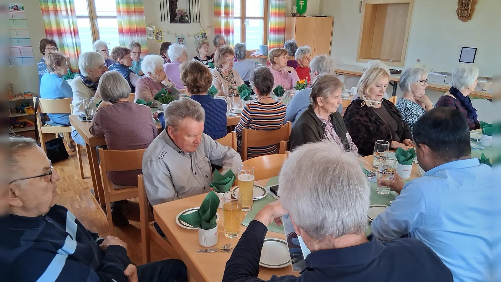 Aufmerksam lauschten die Pfarrsenioren den Ausführungen von „Pflege mit Herz und Hand”-Chefin Melanie Fischer. (Bild: Siegfried Bock)