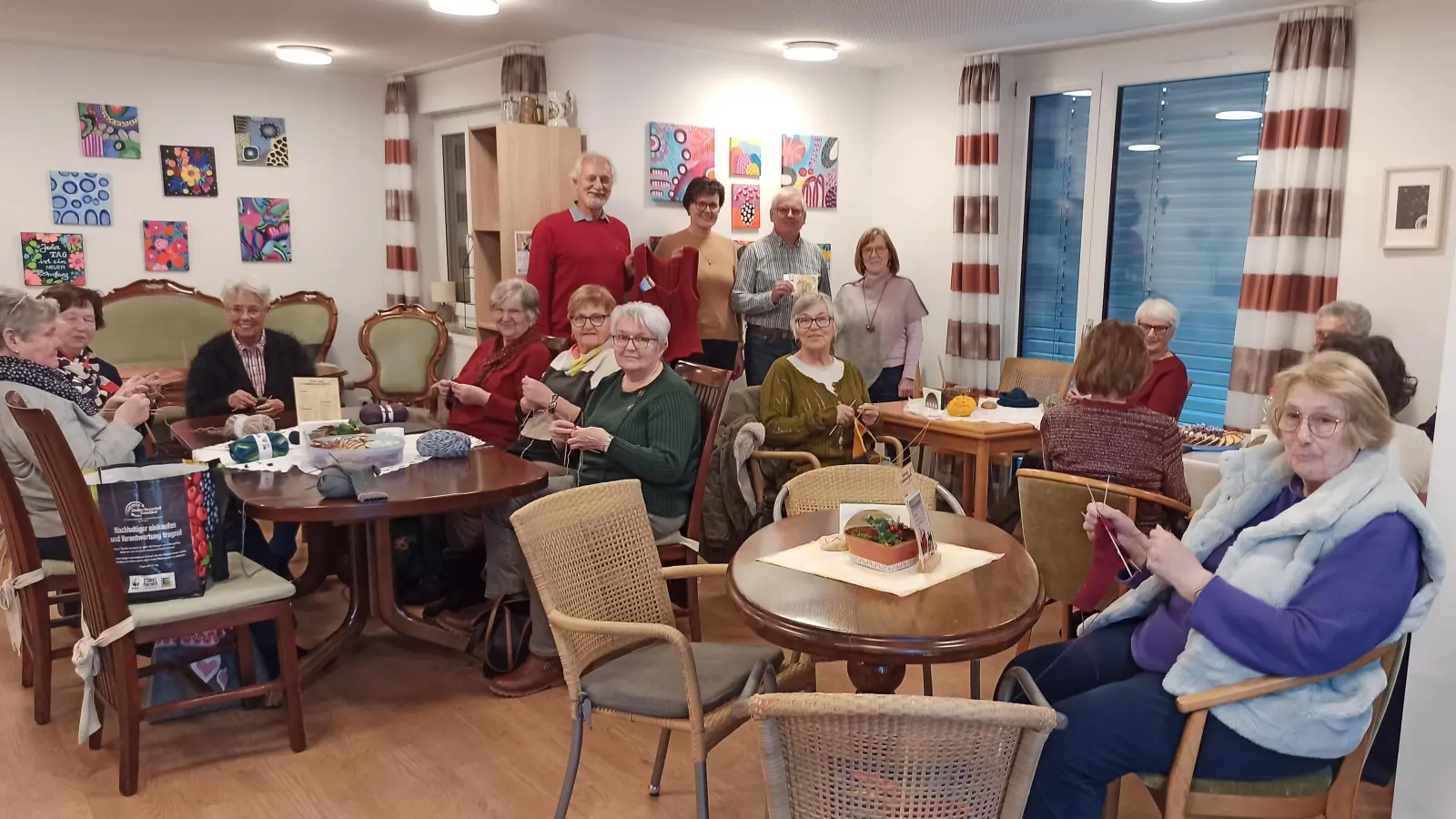 Spendenübergabe im Café am Nussbaumpark in Ursensollen (Bild: Marion Graml)