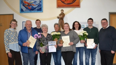 Mitglieder des Pfarrgemeinderates wurden aus dem Gremium durch Pfarrer Udo Klösel (rechts) und der neuen Sprecherin Julia Weiß (links) verabschiedet. Ein großes Dankschön und Beifall war ihnen sicher.  (Bild: Peter Garreiss)