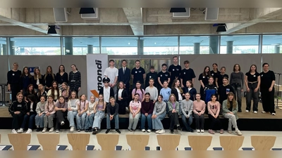 Das gesamte Ensemble der Aufführung „Bike to the Roots“ mit Schauspielgruppe, sowie dem engagierten Technik-Team, das mit Licht und Ton zum gelungenen Theaterabend beitrug.  (Bild: Walter Thurn)