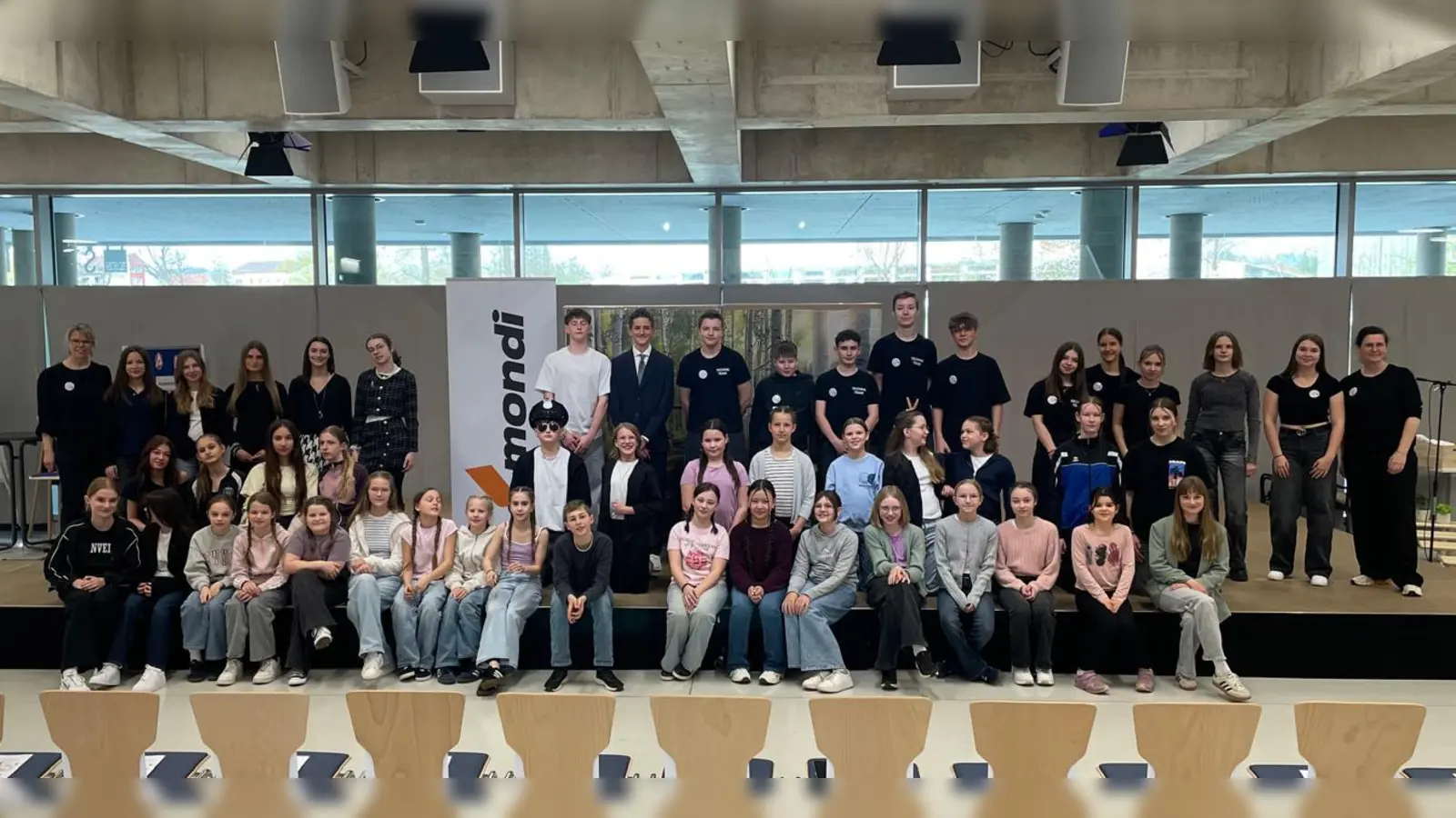 Das gesamte Ensemble der Aufführung „Bike to the Roots“ mit Schauspielgruppe, sowie dem engagierten Technik-Team, das mit Licht und Ton zum gelungenen Theaterabend beitrug.  (Bild: Walter Thurn)