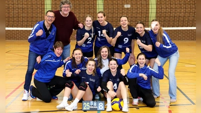 hinten vlnr: Michael Klement (Abteilungsleiter). Johann Frankerl (Trainer), Isabella Schödl, Ina Ritz, Katharina Liedl, Victoria Nößner, Lotta Hinz<br>vorne: Ursula Klement, Eva Vollath, Lisa Buttler, Susanne Suttner, Sabrina Wullinger, Katja Reindl. (Bild: Michael Klement)
