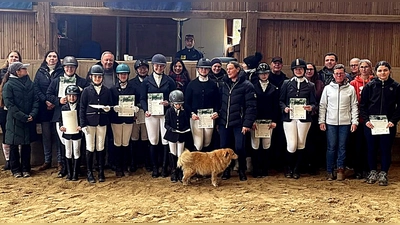 Erfolgreich gestalteten die Reiter und Reiterinnen das erste interne Turnier um das Reitabzeichen in der Reithalle Am Schwedentisch. (Bild: Roland Boost)