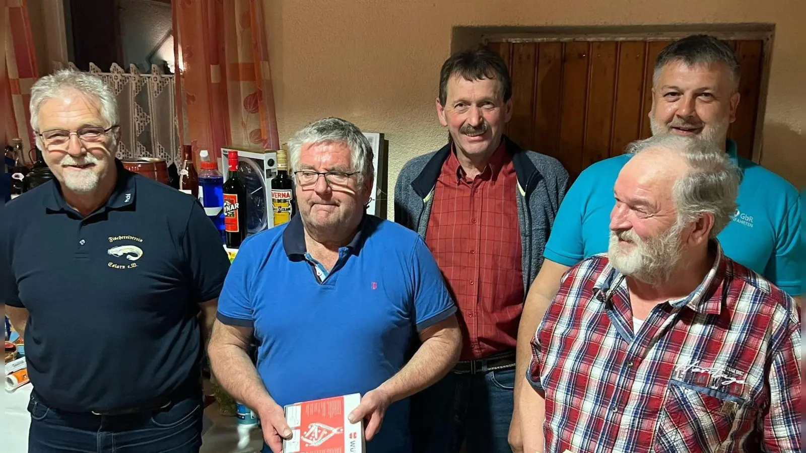 Im Namen des Fischereiverein gratulierte zweiter Vorsitzender Michael Kleber (v.l.) den Drittplatzierten Franz Bauer, den Zweiten Josef Kindl und (hinten v.r.) den Gewinner Stefan Forster zu den 100 Euro und den Trostpreisgewinner Helmut Hanauer zum Kasten Bier. (Bild: Josef Fuchs)