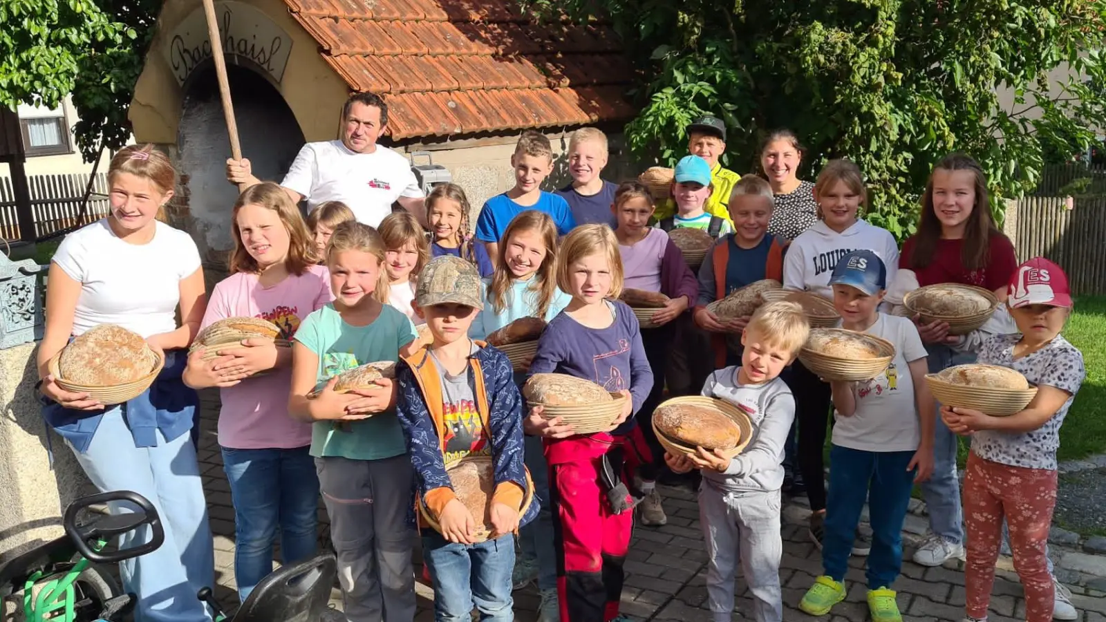 Hintere Reihe von links Rudi Schinner, hintere Reihe von rechts Ehefrau Daniela mit allen Kindern (Bild: Manuel Köllner )