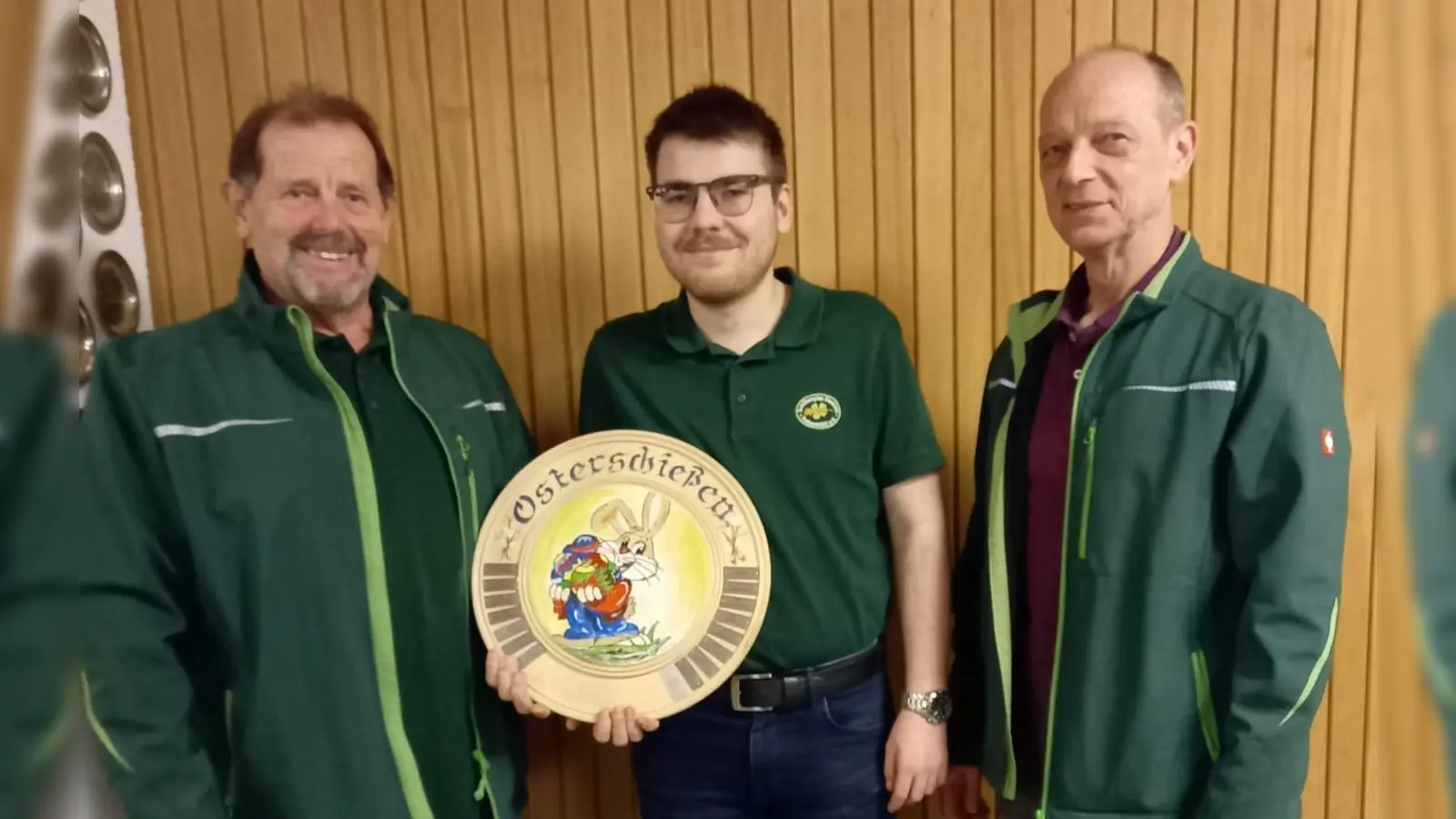 Die Sieger 2025 v.l. Schützenmeister Ulli Götz (AL) und Marc Zenger (FH) mit Schießleiter Werner Irlbeck.  (Bild: Gerlinde Biersack)