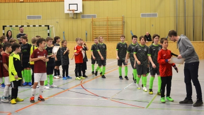 Bei den Siegerehrungen der verschiedenen Altersklassen bekamen alle Spielerinnen und Spieler kleine Pokale verliehen. Hier die Sieger des E2-Turniers, von der SG Hahnbach. Der Vorsitzende der DJK Ehenfeld-Massenricht, Andreas Falk, nahm die Siegerehrung vor. (Bild: Fritz Dietl )