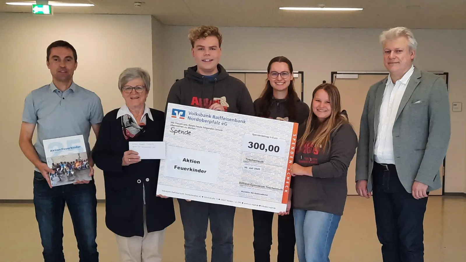 Personen (von links nach rechts): Andreas Staufer, Dr. Annemarie Schraml, Markus Gründl, Anna Schuller, Lara Scharnagl, Schulleiter Matthias Weiser<br> (Bild: Andreas Staufer)