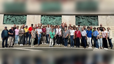Unser Bild zeigt die Frohsinn-Reisegesellschaft auf dem Heldenplatz in Budapest (Bild: Robert Dotzauer)
