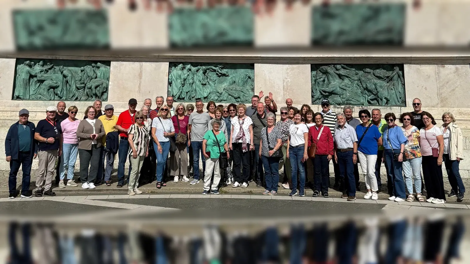 Unser Bild zeigt die Frohsinn-Reisegesellschaft auf dem Heldenplatz in Budapest (Bild: Robert Dotzauer)