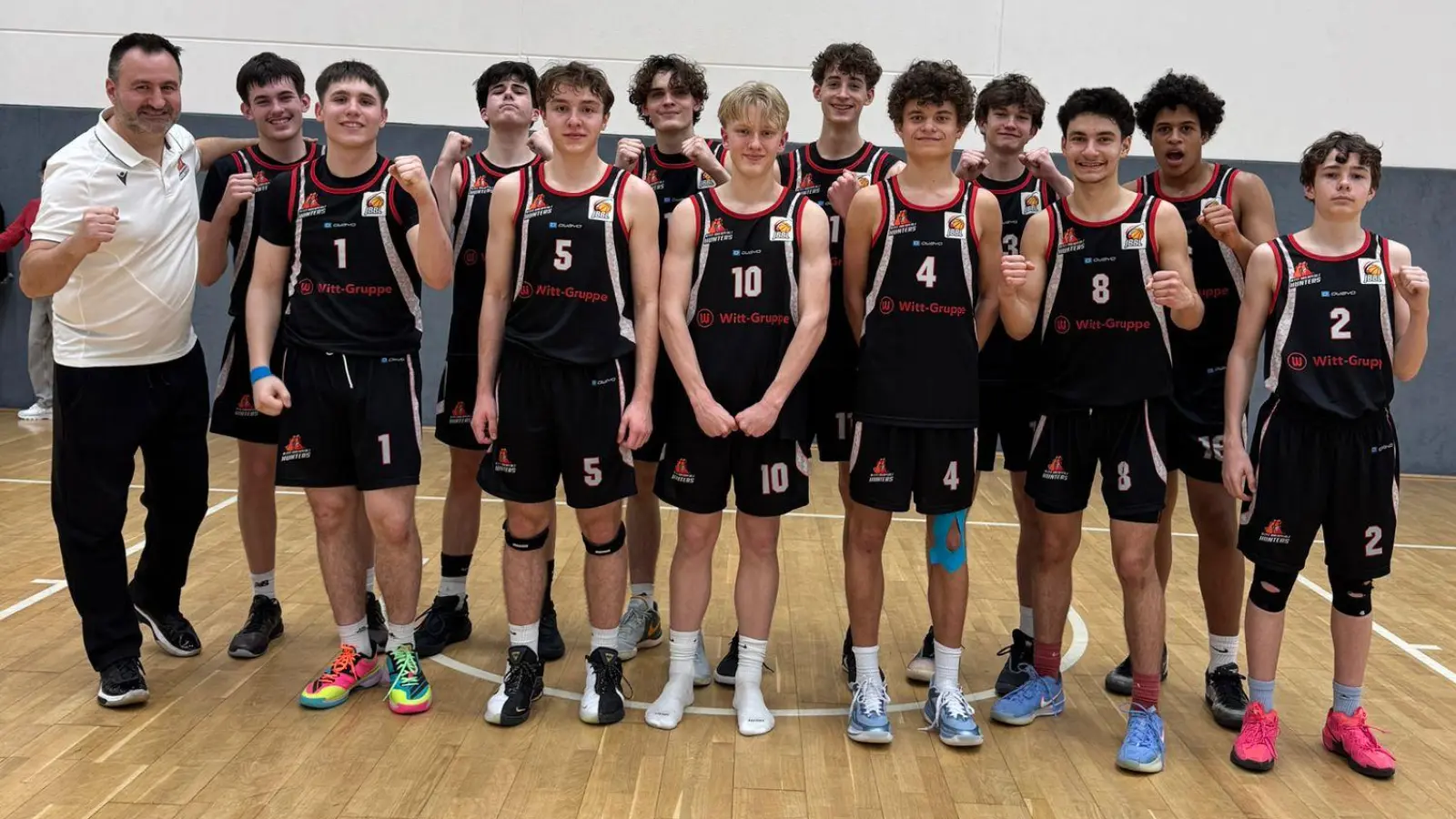 Die erfolgreiche Mannschaft nach dem wichtigen Sieg (Bild: Christian Tiemann)