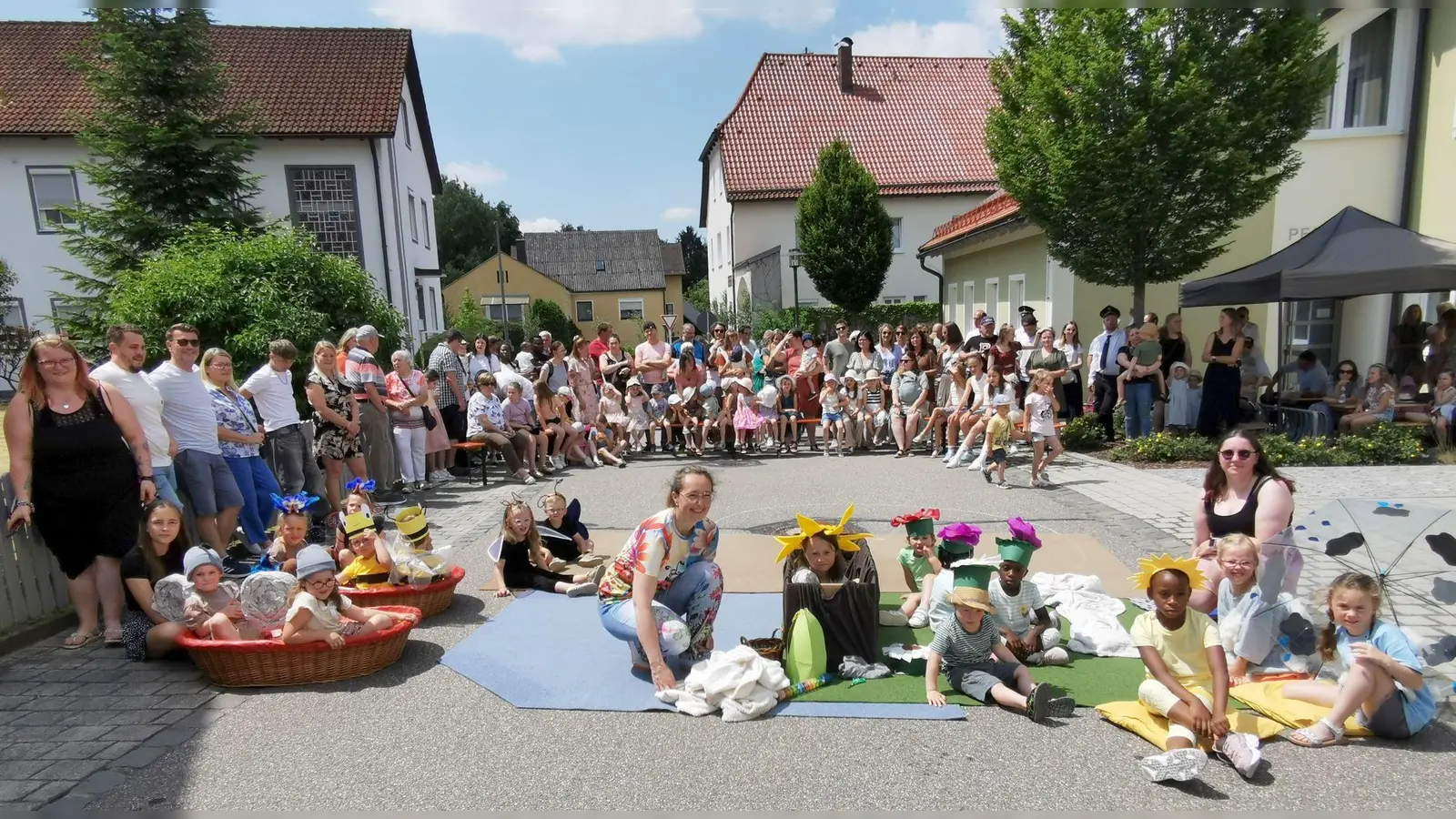 Die Kindergartenkinder mit ihren Erzieherinnen boten dem großartigen Publikum unter der Leitung von Jacqueline Meißner (li.) eine sehenswerte Vorstellung. (Bild: Karl Ziegler)