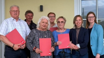 Von links nach rechts: Josef Bonczyk, Stefan Lukas, Anita Fritsch, Maria Sauer, Maria Stehle, Bürgermeisterin Michaela Treml, MdB Nicole Bäumler (Bild: Max Treml)