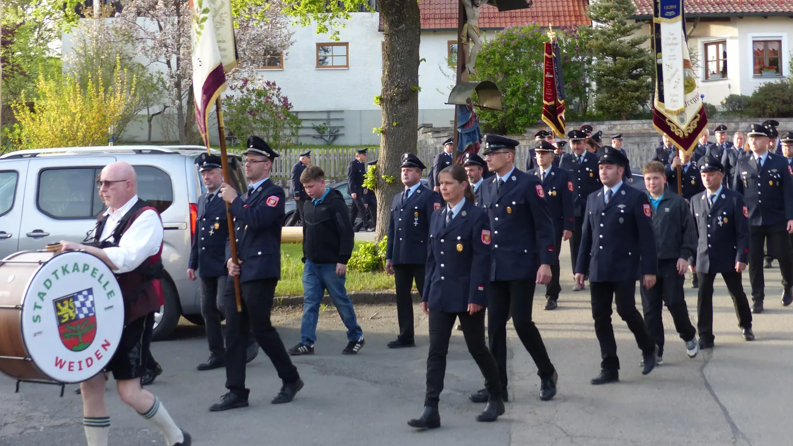 Die FFW-Döllnitz, diesmal Ausrichter des Florianstages, führte hinter der Blaskapelle den Zug an. (Bild: Sieglinde Schärtl)
