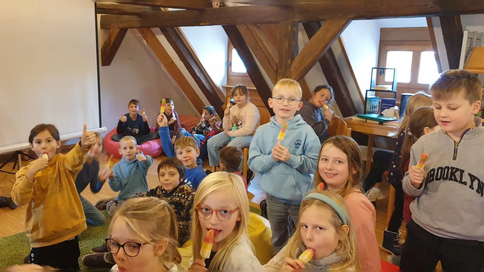 Auch wenn der Leseclub bereits in den Sommerferien stattgefunden hat – ein Eis schmeckt einfach immer. (Bild: Christine Kurz)