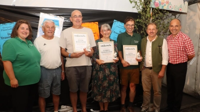 Die Spartenleitung mit Franziska Haas-Würz (l.) und Armin Hofrichter (r.) gratulierte mit den Laudatoren Altbürgermeister Gotthard Färber (2.v.l.) und Heimatvereinschef Hubert Haas (2.v.r.) den Ehrenmitgliedern Peter Röhlinger (ab 3.v.l.), Marion Fleischmann und Hans Hofrichter. (Bild: Michael Rabenhofer)