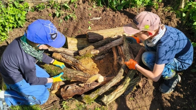 Ein kleiner Biotop für erdbewohnende Wildbienen mit einer Nisthilfe und einer Bienenweide wird angelegt (Bild[M]: Ernst Luber)