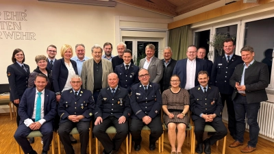 Wehrführung mit Beförderten und Ehrengästen  (Bild: Patrick Preßl)