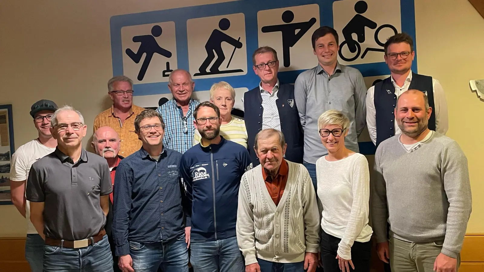 Auf dem Foto unten v.l Matthias Zeitler, Josef Ries, Bernd Demleitner, Markus Heldmann, Michael Högl, Martin Binner, Andrea Gradl-Straller, Andreas Birner. Hinten v.l. Hubert Schäffer, Hermann Koch, Ingrid Neiß, Andreas Koch, Christoph Walter, Matthias Tafelmeier. (Bild: Andreas Koch)