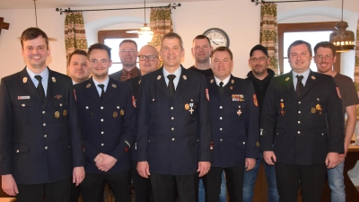 Die Feuerwehr Mendorferbuch-Egelsheim ist wieder komplett. v.l. Martin Inselsberger, Martin Delling, Thomas Metschl, Bürgermeister Florian Junkes, KBR Christoph Strobl, Markus Weigert, Dominik Ebi, KBM Alexander Graf, Alexander Frontzke, Florian Meckl und Moritz Gebhardt.  (Bild: Paul Böhm)