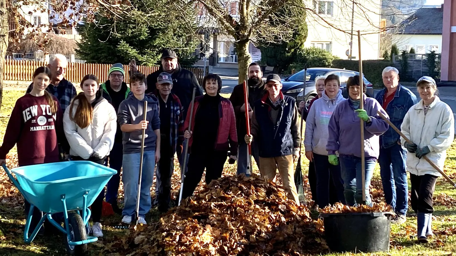 „Ramadama” hieß es im Garten der evangelischen Kirche, und ein starkes Team an Helfern packte tatkräftig mit an (Bild: Gabi Gilch)