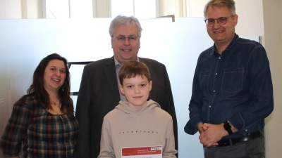 Die Übergabe der Urkunde an Lukas Völkel. Von links: StRin Katharina Wagner, Schulleiter, OStD Joachim Zembsch, Lukas Völkel, stellvertretender Schulleiter StD Oliver Ziegler. (Bild: Manuela Borkowski)