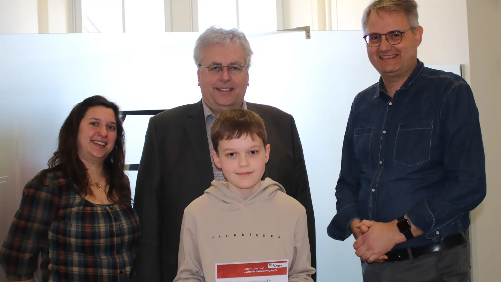 Die Übergabe der Urkunde an Lukas Völkel. Von links: StRin Katharina Wagner, Schulleiter, OStD Joachim Zembsch, Lukas Völkel, stellvertretender Schulleiter StD Oliver Ziegler. (Bild: Manuela Borkowski)