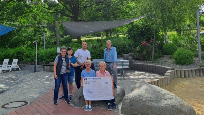 hinten v .l. Martina Mewes (Vorsitzende KDFB) Monika Hartmann (Förderverein) Horst Lindner (Bademeister) Josef Hartmann (Förderverein)<br>vorne v. l. Helene Kraus (stv. Vorsitzende KDFB) Edeltraud Sperber (Schatzmeisterin KDFB) (Bild: Edeltraud Sperber)