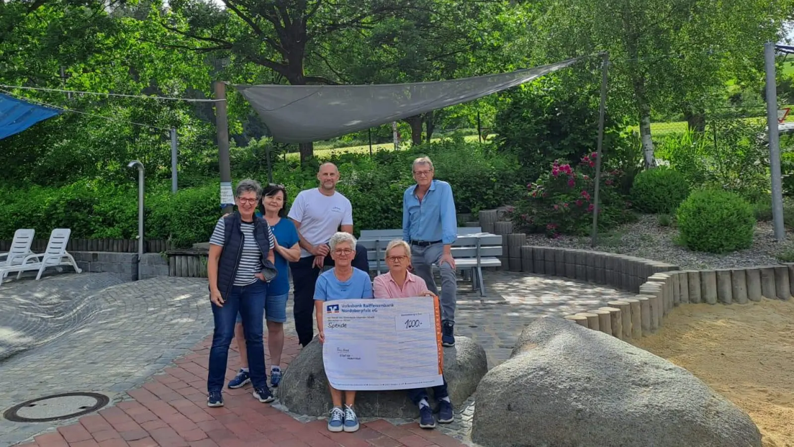 hinten v .l. Martina Mewes (Vorsitzende KDFB) Monika Hartmann (Förderverein) Horst Lindner (Bademeister) Josef Hartmann (Förderverein)<br>vorne v. l. Helene Kraus (stv. Vorsitzende KDFB) Edeltraud Sperber (Schatzmeisterin KDFB) (Bild: Edeltraud Sperber)