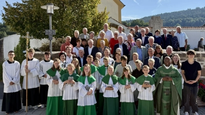 Die Ehejubilare aus der Pfarrei Wutschdorf zusammen mit den Ministranten und Pfarrer Moses Gudapati. (Bild: Johanna Köbler)