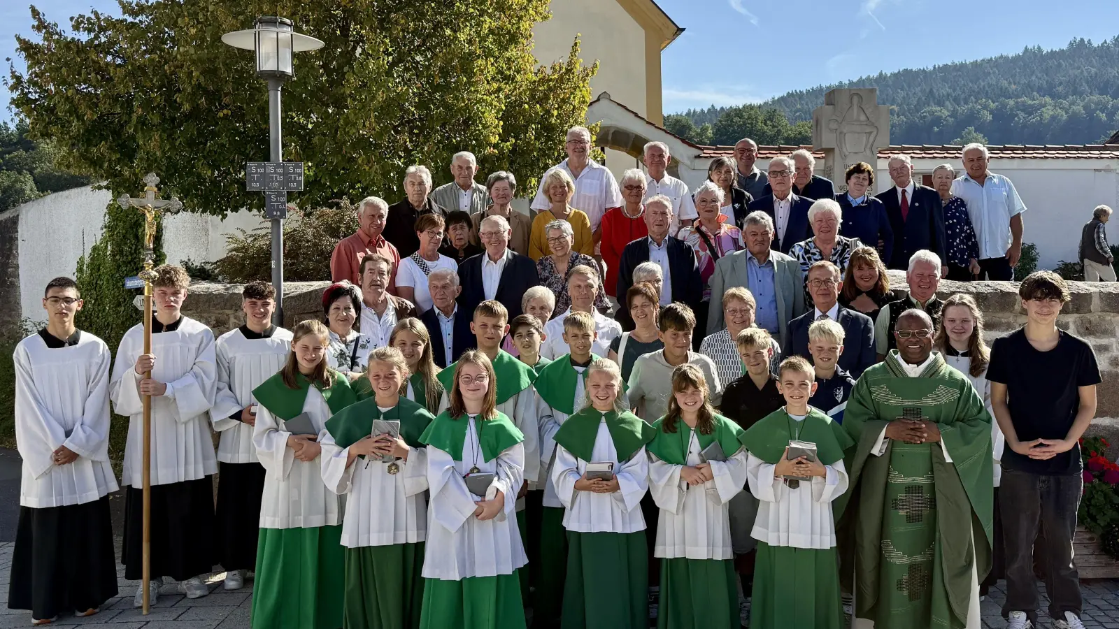 Die Ehejubilare aus der Pfarrei Wutschdorf zusammen mit den Ministranten und Pfarrer Moses Gudapati. (Bild: Johanna Köbler)