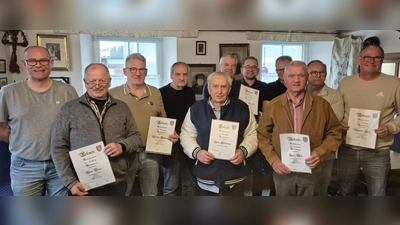 Vorstand Christian Stöcklmeier (links) neben den anwesenden Jubilaren.  (Bild: Christian Stöcklmeier)