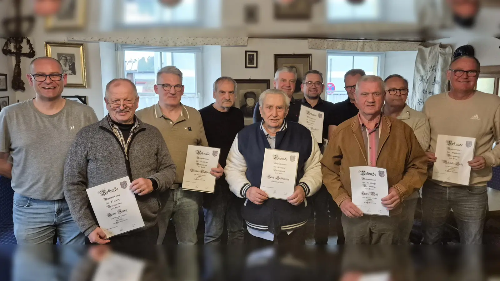 Vorstand Christian Stöcklmeier (links) neben den anwesenden Jubilaren.  (Bild: Christian Stöcklmeier)