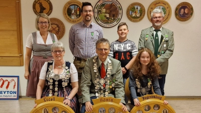 Vorne: Schützenliesl Ingrid Singer, Schützenkönig Gerhard Singer, Jugendkönig Sophie Meiler. 2. Reihe: 1. Zofe Susanne Reinwald, 1. Ritter Martin Bauer, 2. Ritter Dominik Havrda, Schützenmeister Christian Schörner.<br> (Bild: Stefanie Richter)