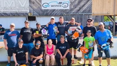 Die Mitglieder und Organisatoren vom Verein MRC Weiden. Ebenfalls auf dem Foto die Sieger der einzelnen Rennen . Hinten 4. von links Joshua Bernklau, hinten 3. von rechts Sven Bauer, vorne 2. von rechts Niklas Bayer. (Bild: Reiner Eckert)