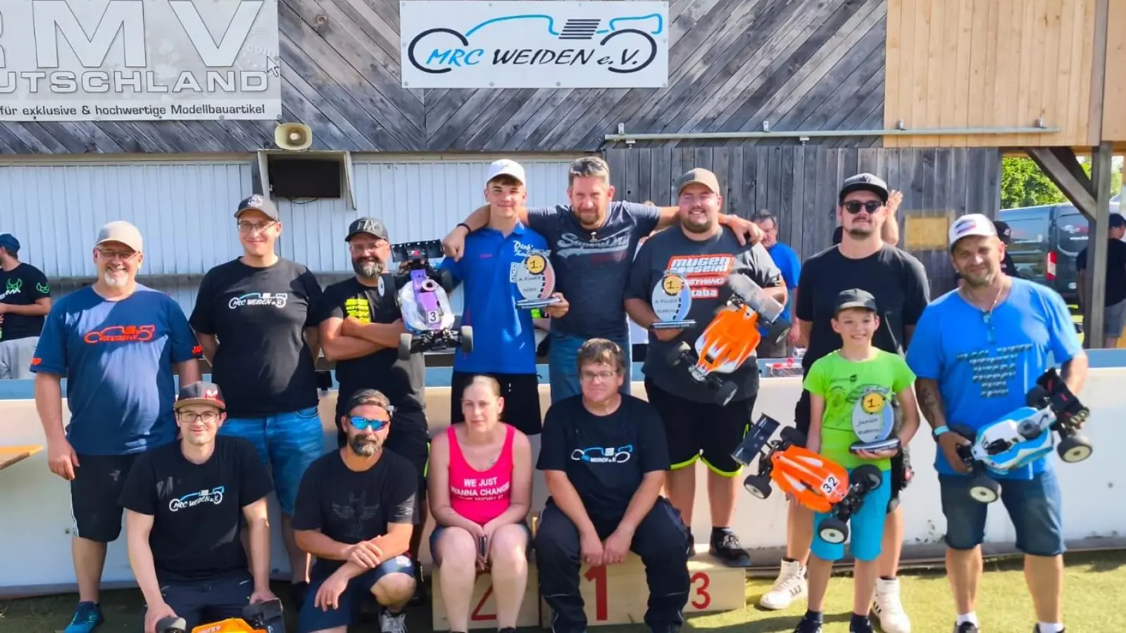 Die Mitglieder und Organisatoren vom Verein MRC Weiden. Ebenfalls auf dem Foto die Sieger der einzelnen Rennen . Hinten 4. von links Joshua Bernklau, hinten 3. von rechts Sven Bauer, vorne 2. von rechts Niklas Bayer. (Bild: Reiner Eckert)