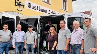 Vorstandschaft, Helmut Seebauer und Nils und seine Mutter bei der Übergabe (Bild: Alexander Prey)