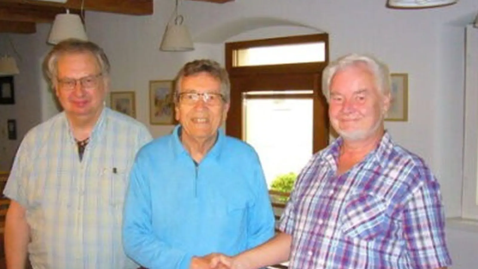 Vorstand Paul Trapp (rechts) gratuliert Karl-Johan Laustsen (Mitte) zum Stadtmeistertitel, Michael Schmid (links) der Zweite. (Bild: Paul Trapp)