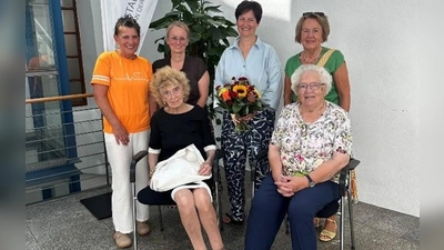 Beim Besuch im Rathaus gratulierten Vertreterinnen des Caritas Alten- und Pflegeheims St. Martin der Ersten Bürgermeisterin Tanja Kippes zum Amtsantritt. Auf dem Foto (von links): Andrea Adam (Betreuungsassistentin), Stefanie Fuchs (Einrichtungsleiterin), die Erste Bürgermeisterin Tanja Kippes, Karin Gläser (Heimbeiratsmitglied und ehrenamtliche Mitarbeiterin) (h.v.l.n.r.), Rita Siegert (ehrenamtliche Mitarbeiterin und Heimbeiratsmitglied) sowie Gerdi Dorner (Heimbeiratsvorsitzende) (v.v.l.n.r.). (Bild: Ramona Herrmann)