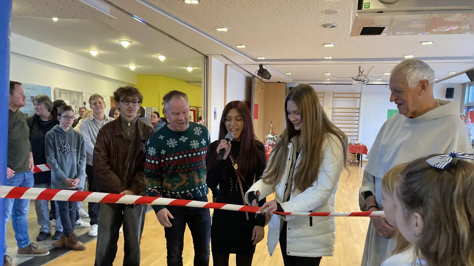 Eröffnung des Adventsbasars mit Schülern, Schulleiter Rainer Hetz und Pater Stanislaus. (Bild: Andrea Kostka)