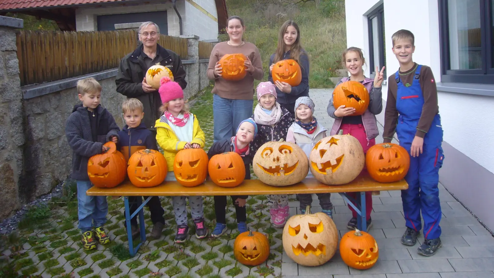 Ein Herbstnachmittag voller Schnitzkunst  (Bild: Christa Pohl)