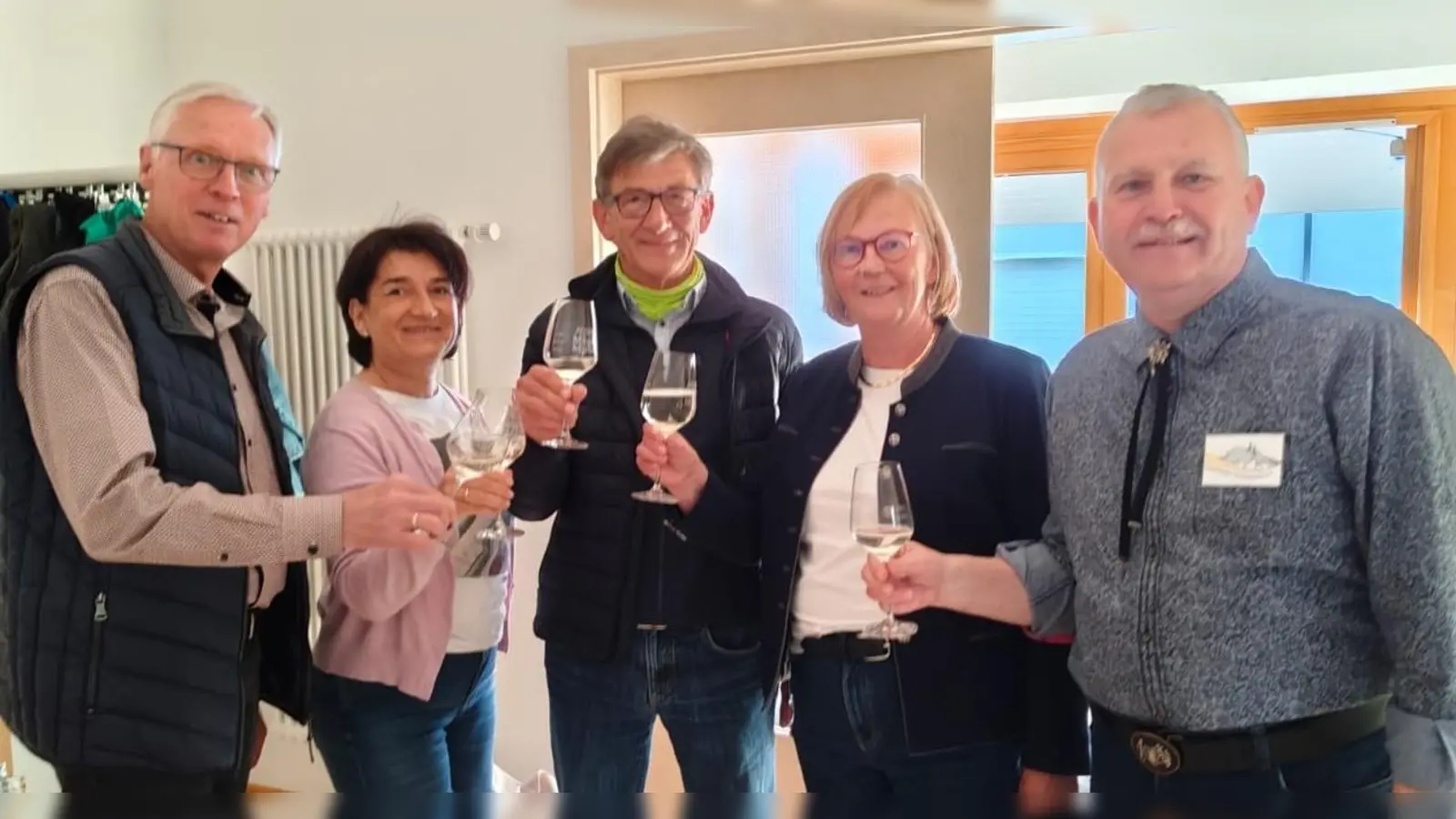 Stoßen auf einen schönen Abend an: Winzer Jörg Krug, Petra und Sepp Konrad sowie die Vorstände des Fördervereins Pro Etzenricht Gabriela Bäumler und Wilhelm Weiß. (Bild: Oliver Weiß)