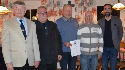 Der Soldaten- und Kriegerverein Burgtreswitz ehrte die Mitglieder Norbert Schieder (Mitte) für 40jährige und Christian Held (nicht auf dem Bild) für 25jährige Vereinstreue. Zum neuen Vereinskassier wurde Matthias Schönberger (Zweiter von rechts) gewählt. Dazu gratulierten Bürgermeister Armin Bulenda (rechts) sowie der Vorsitzende Hans Höcker und der Kreisvorsitzende Richard Berger (von links). (Bild: Peter Garreiss)