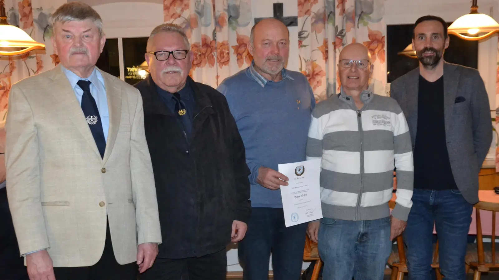 Der Soldaten- und Kriegerverein Burgtreswitz ehrte die Mitglieder Norbert Schieder (Mitte) für 40jährige und Christian Held (nicht auf dem Bild) für 25jährige Vereinstreue. Zum neuen Vereinskassier wurde Matthias Schönberger (Zweiter von rechts) gewählt. Dazu gratulierten Bürgermeister Armin Bulenda (rechts) sowie der Vorsitzende Hans Höcker und der Kreisvorsitzende Richard Berger (von links). (Bild: Peter Garreiss)